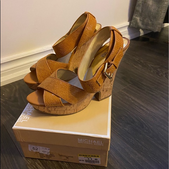 Micheal Kors heels - Picture 2 of 6